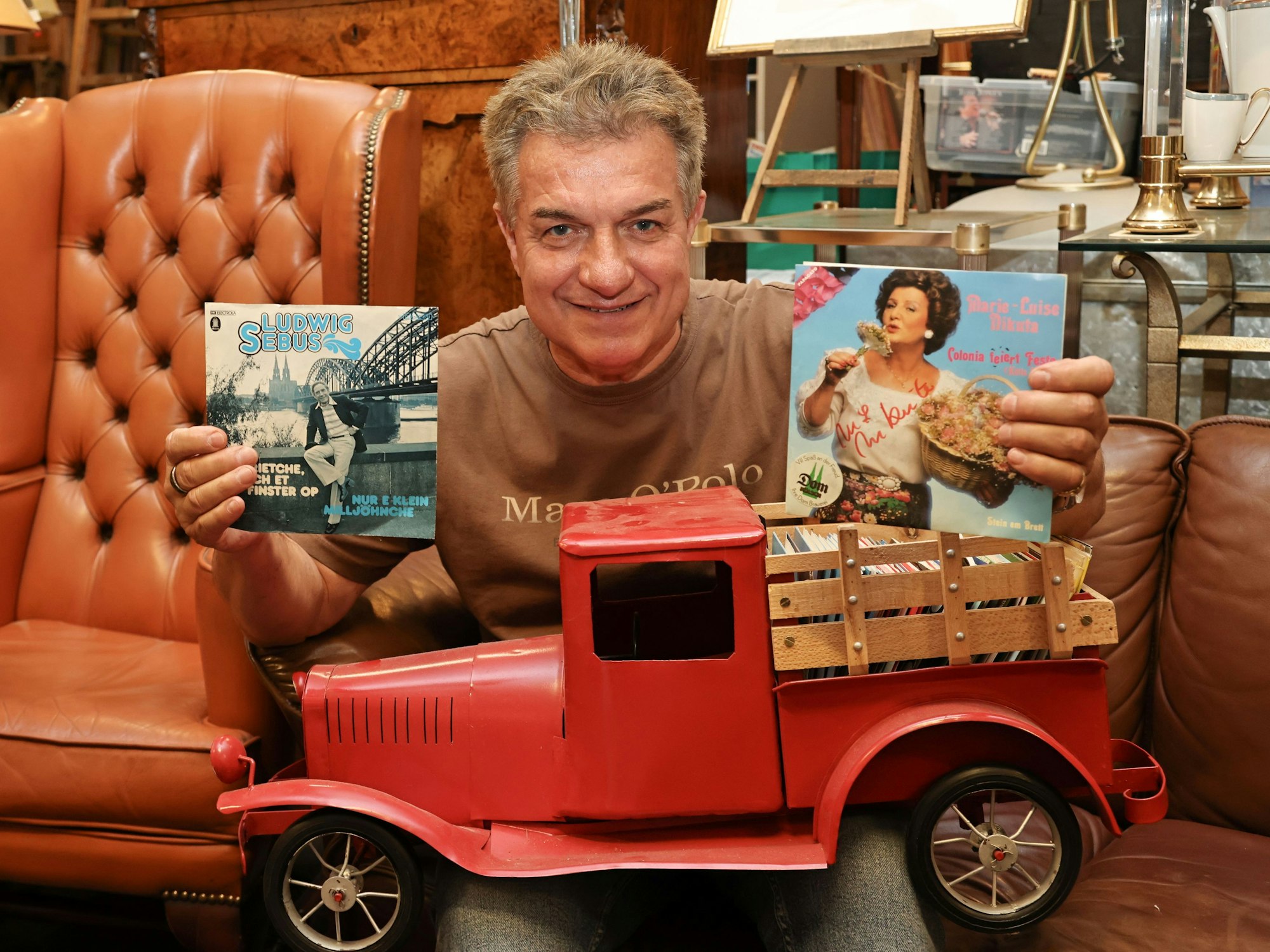 Linus präsentiert zwei alte Singles.