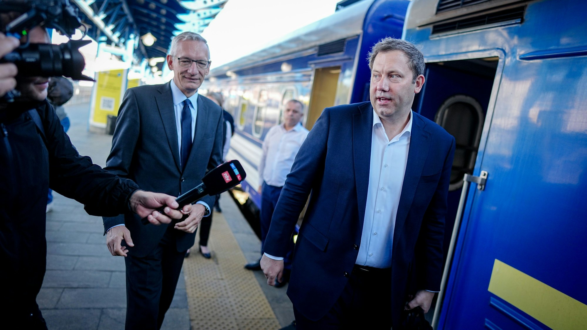 Lars Klingbeil (SPD) kommt am Morgen mit dem Sonderzug auf dem Bahnhof ukrainischen Hauptstadt an und wird vom deutschen Botschafter in der Ukraine, Martin Jäger (l), begrüßt.