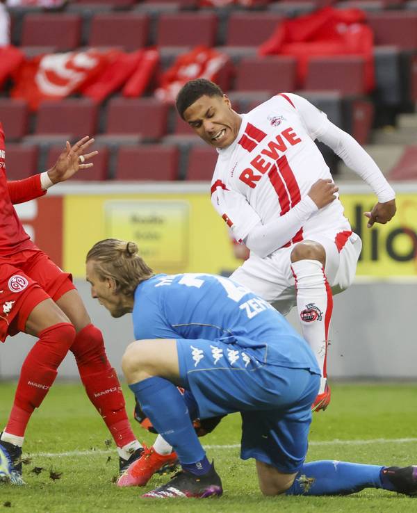 St. Juste stoppt er vor Torwart Zentner, der den Ball knapp vor Jakobs aufnimmt.