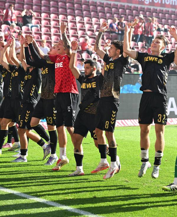 Die Spieler des 1. FC Köln feiern mit den mitgereisten Fans den 1:0-Sieg am 24. August 2025 in Mainz.