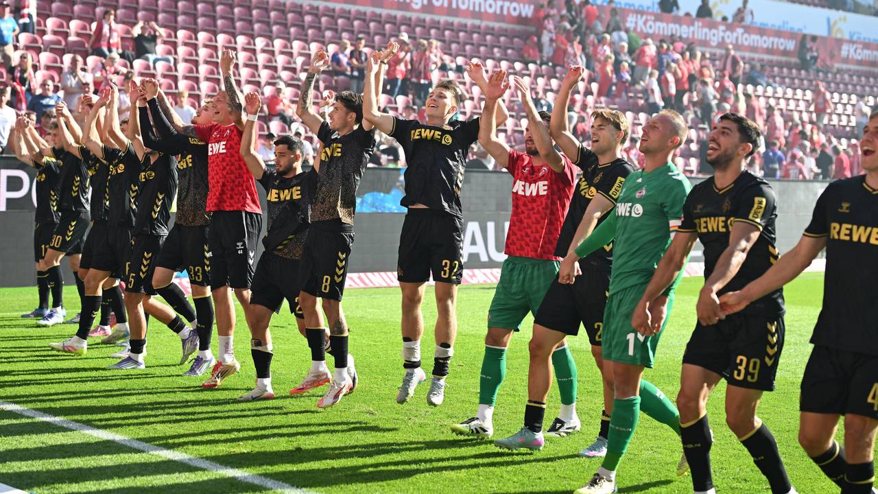 Die Spieler des 1. FC Köln feiern mit den mitgereisten Fans den 1:0-Sieg am 24. August 2025 in Mainz.