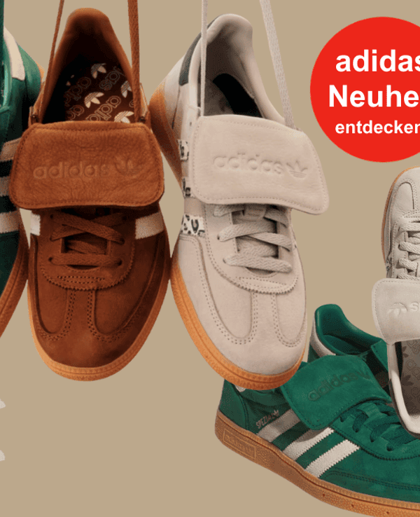 Das Bild zeigt die neuen adidas Handball Spezial LT Sneaker vor einem beigen Hintergrund.
