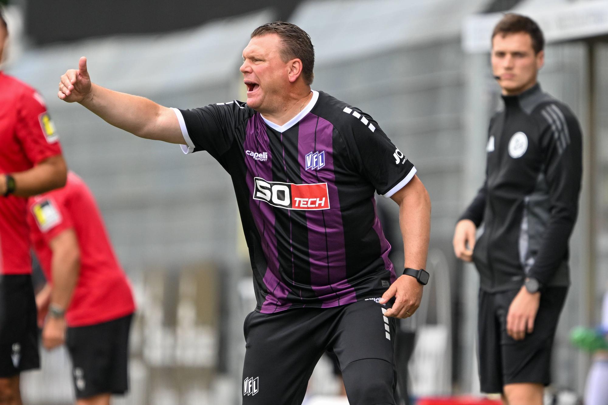 Uwe Koschinat stand im August 2024 im Ausweichtrikot des VfL Osnabrück in der 3. Liga an der Seitenlinie.