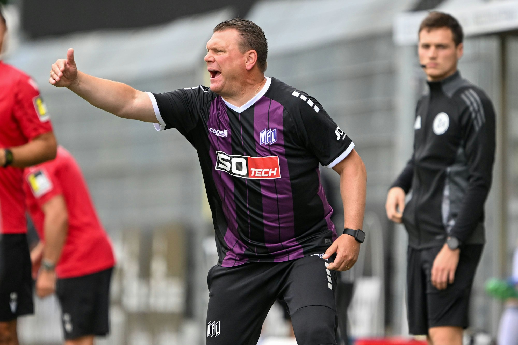 Uwe Koschinat stand im August 2024 im Ausweichtrikot des VfL Osnabrück in der 3. Liga an der Seitenlinie.