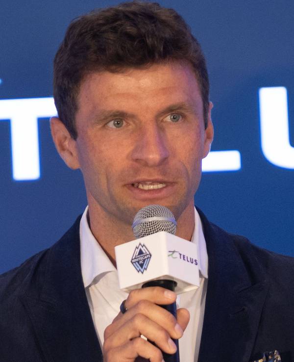 Thomas Müller spricht bei seiner Vorstellung in Vancouver am 14. August 2025.