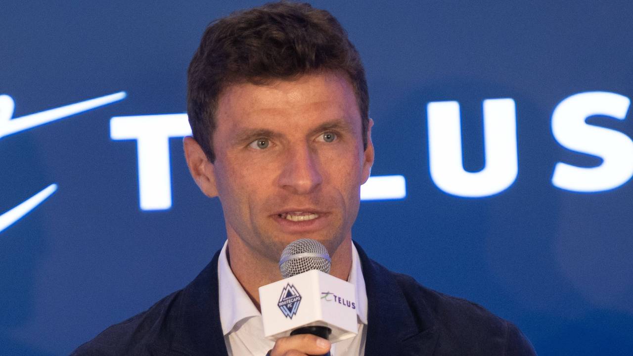 Thomas Müller spricht bei seiner Vorstellung in Vancouver am 14. August 2025.