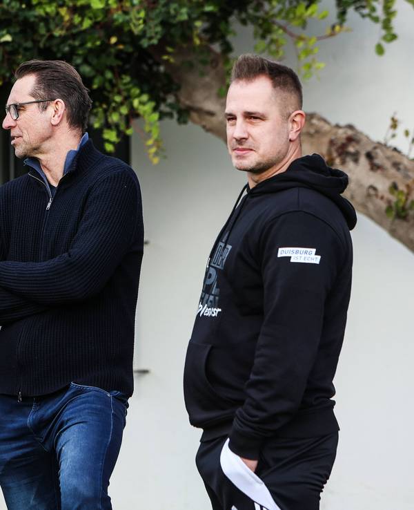 Chris Schmoldt und Michael Preetz an der Seite von Kenan Kocak.