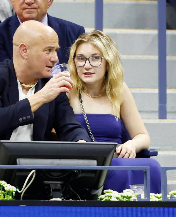 Jaz Elle Agassi bei den US Open auf der Tribüne neben ihrem Vater Andre.