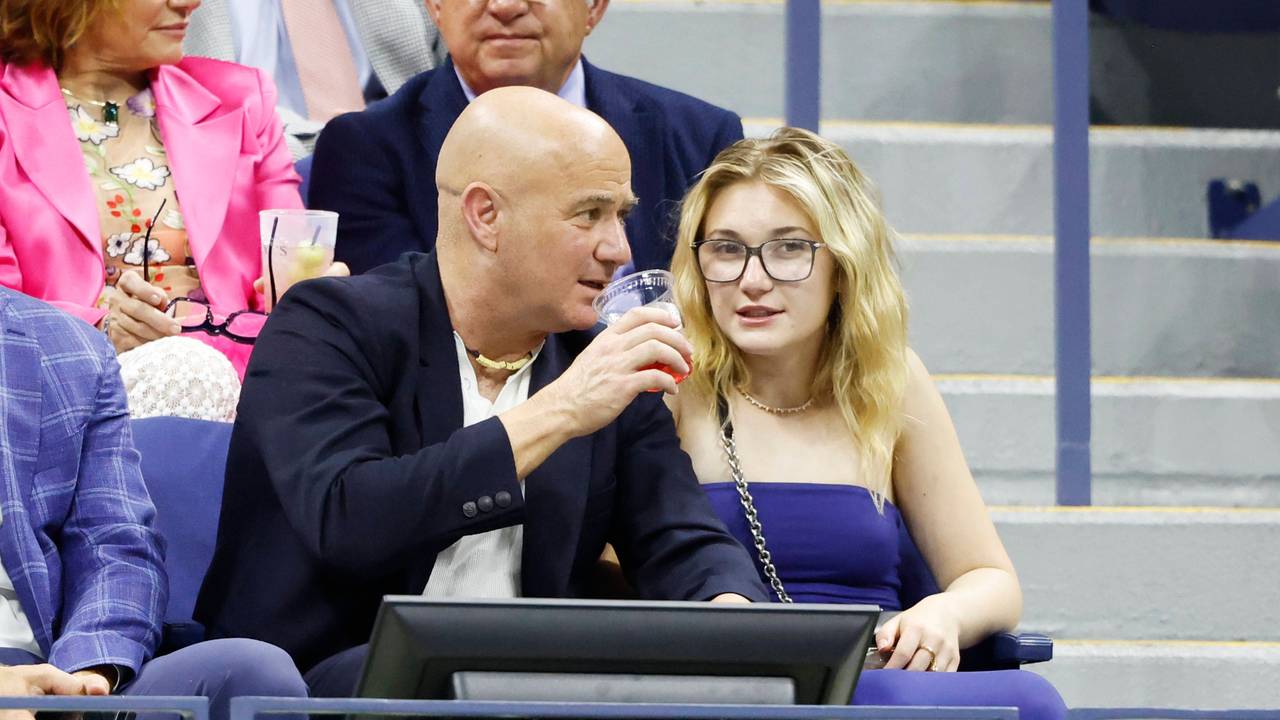 Jaz Elle Agassi bei den US Open auf der Tribüne neben ihrem Vater Andre.