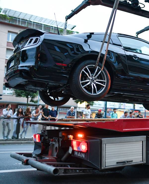 Ein Auto wird auf einen Abschlepper gehoben.