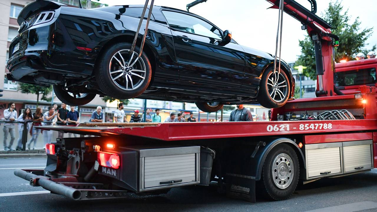Ein Auto wird auf einen Abschlepper gehoben.