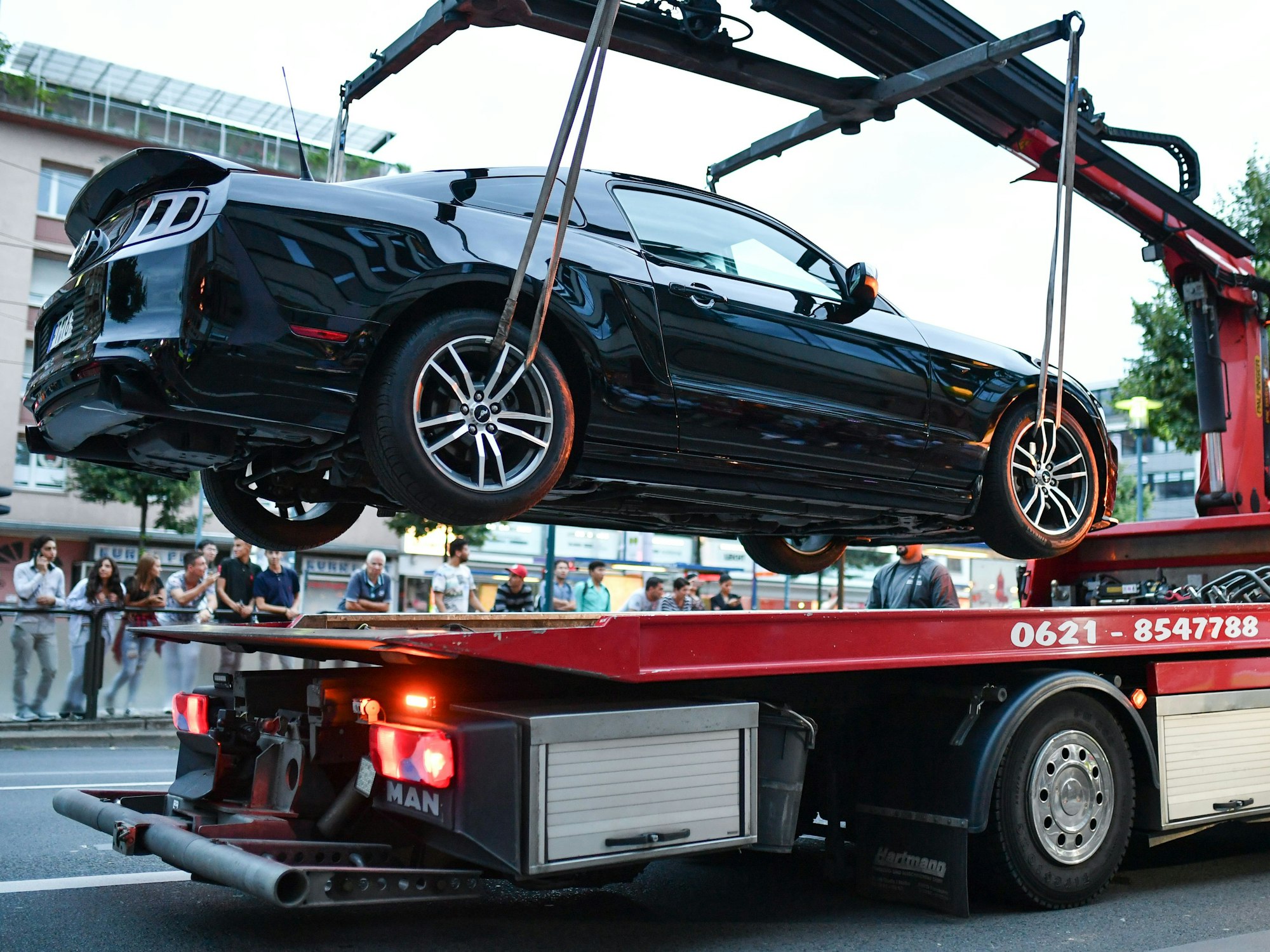 Ein Auto wird auf einen Abschlepper gehoben.