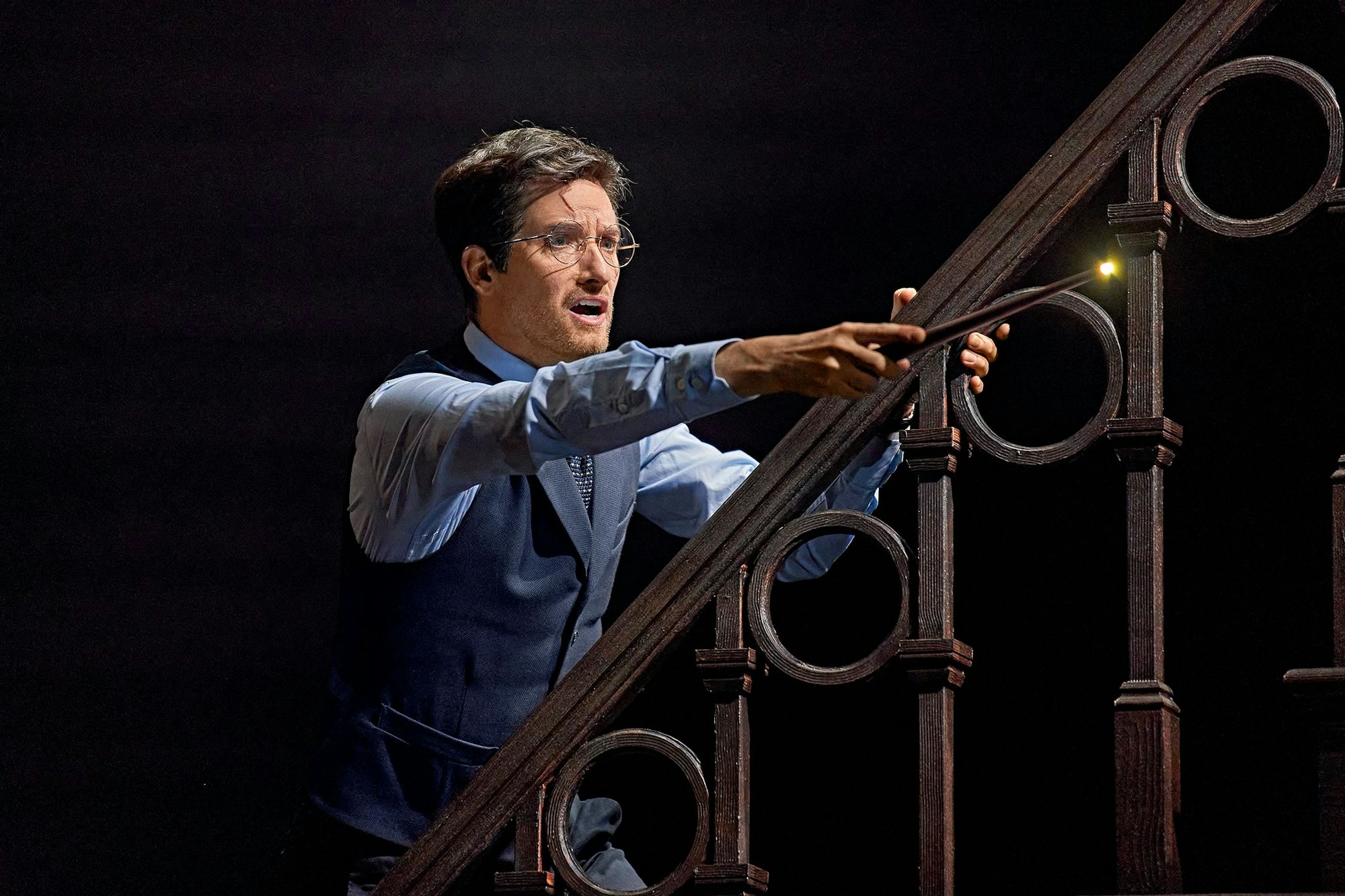 Harry Potter mit Zauberstab in "Harry Potter und das verwunschene Kind" auf der Theaterbühne in Hamburg.