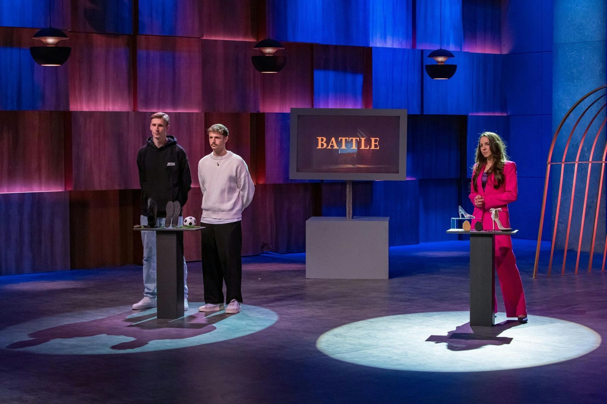 Im Battle-Pitch tritt „Zoltra Grip Insole“ (l.) gegen „Aerostiletto“ an. (Bild: RTL / Bernd-Michael Maurer)