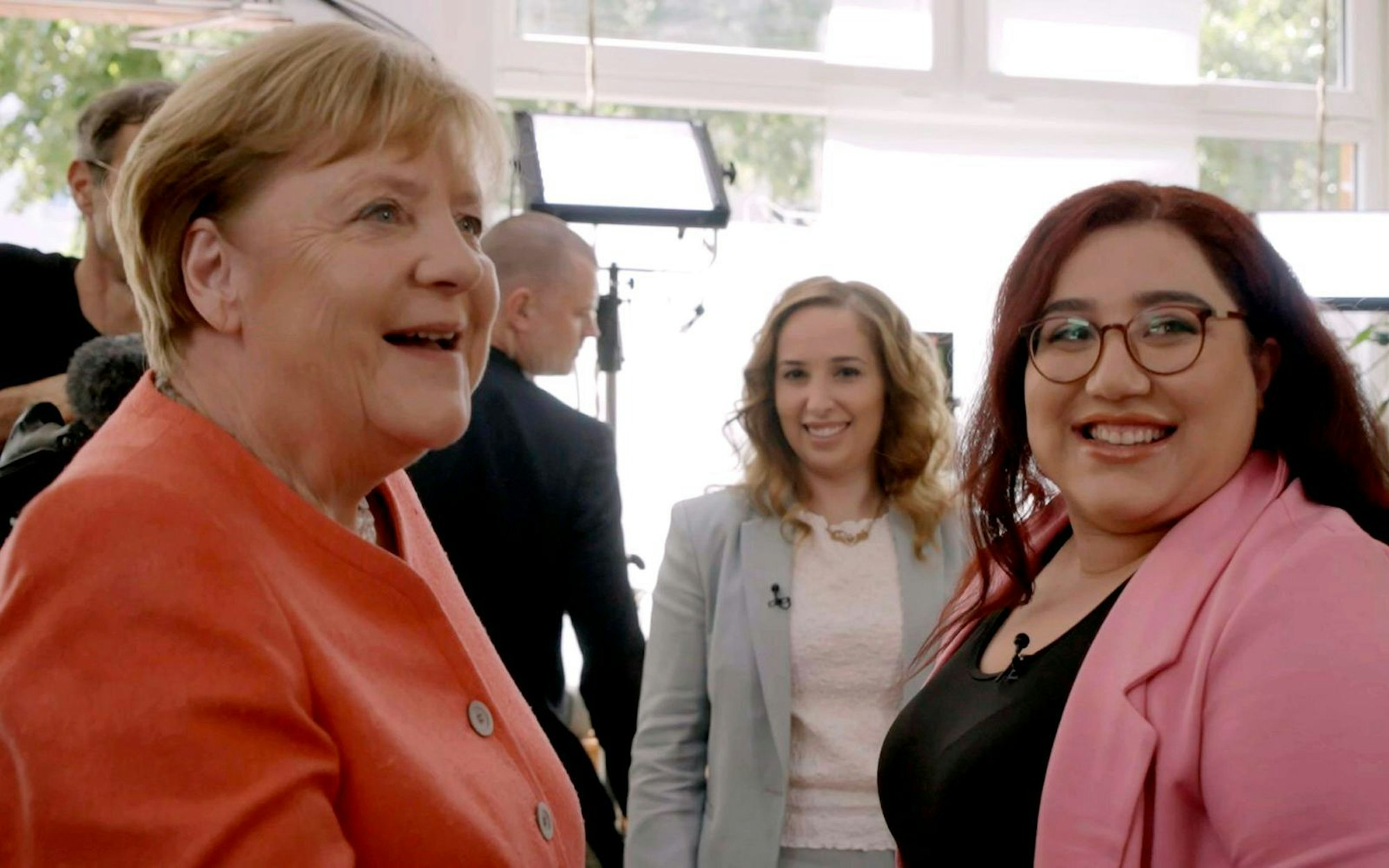 Angela Merkel (links) trifft sich mit Geflüchteten wie Mahsa Narimani (rechts). (Bild: WDR)