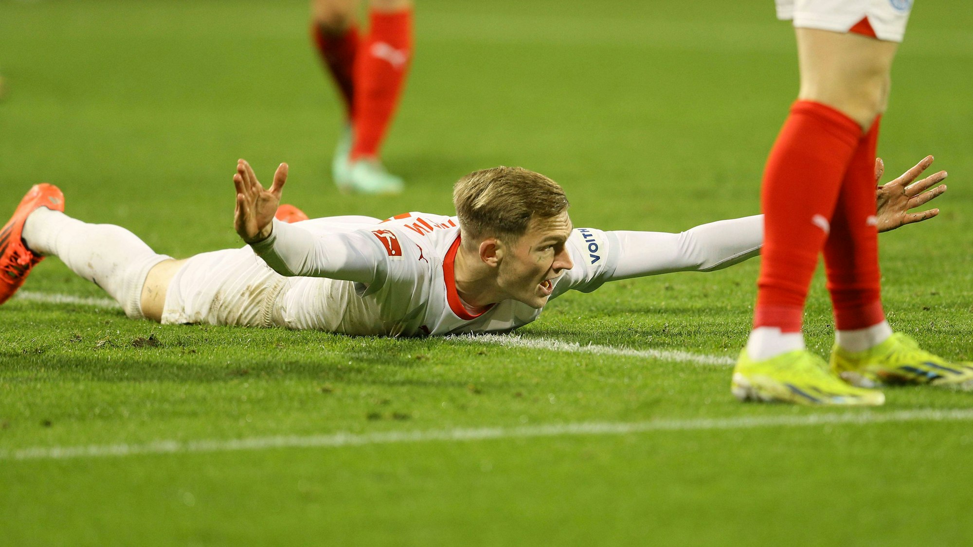 Maximilian Breunig beim Bundesliga-Spiel des 1. FC Heidenheim gegen Holstein Kiel am Boden.