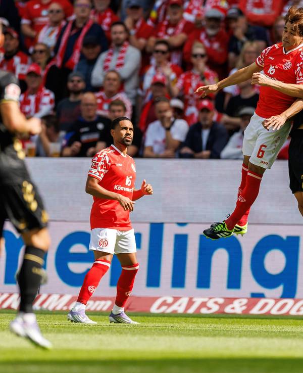 Joel Schmied im Kopfballduell mit Kaishu Sano.