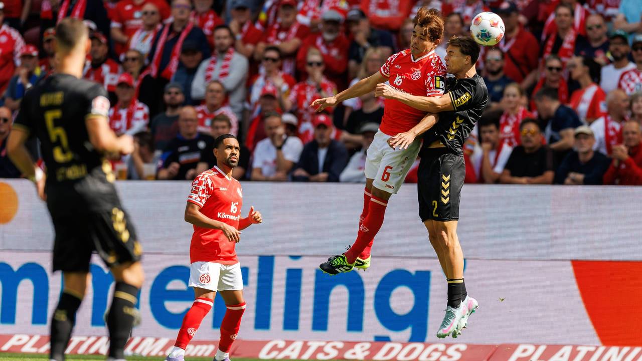 Joel Schmied im Kopfballduell mit Kaishu Sano.