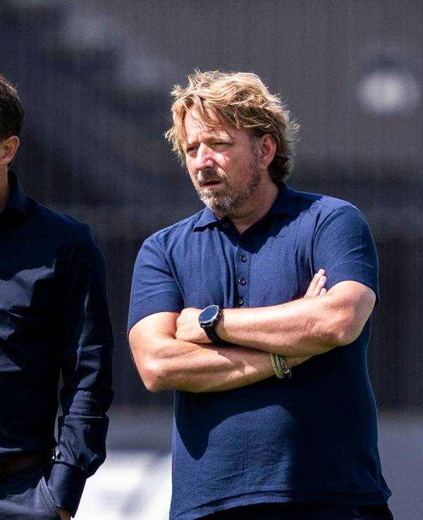 Sven Mislintat (r.) und Lars Ricken schauen sich gemeinsam das BVB-Training am 11. Juli 2024 an.