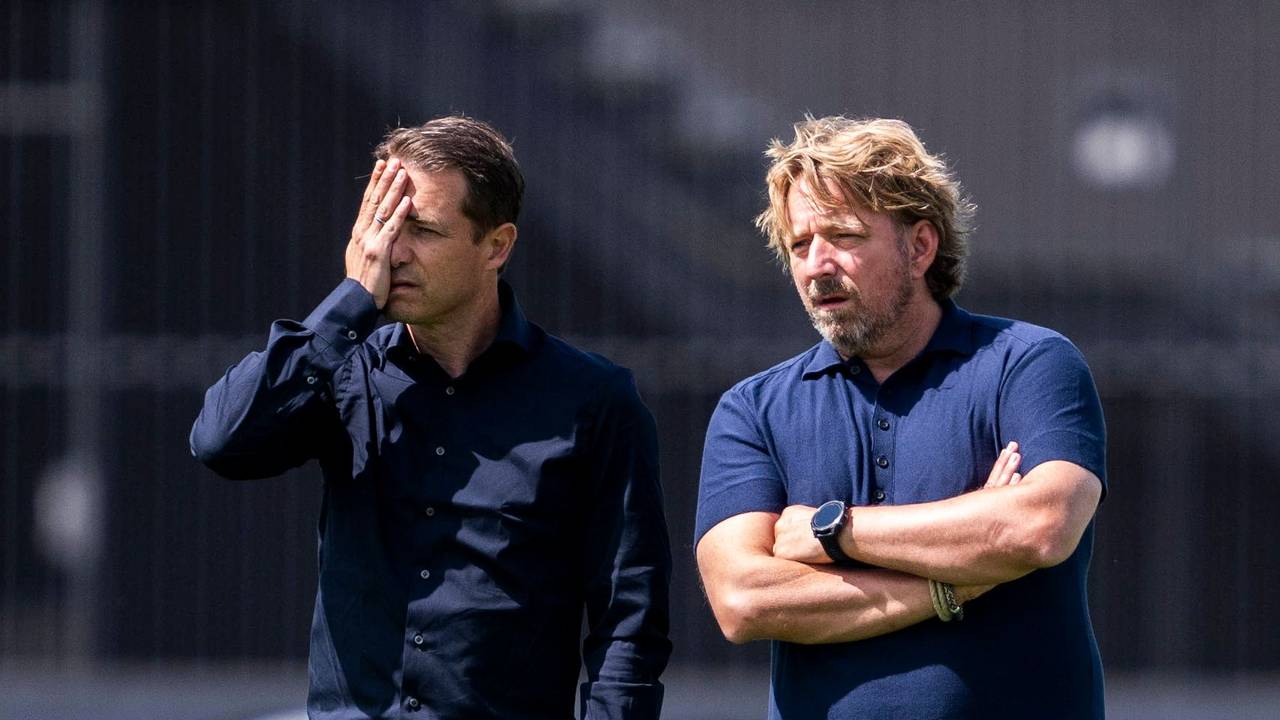 Sven Mislintat (r.) und Lars Ricken schauen sich gemeinsam das BVB-Training am 11. Juli 2024 an.