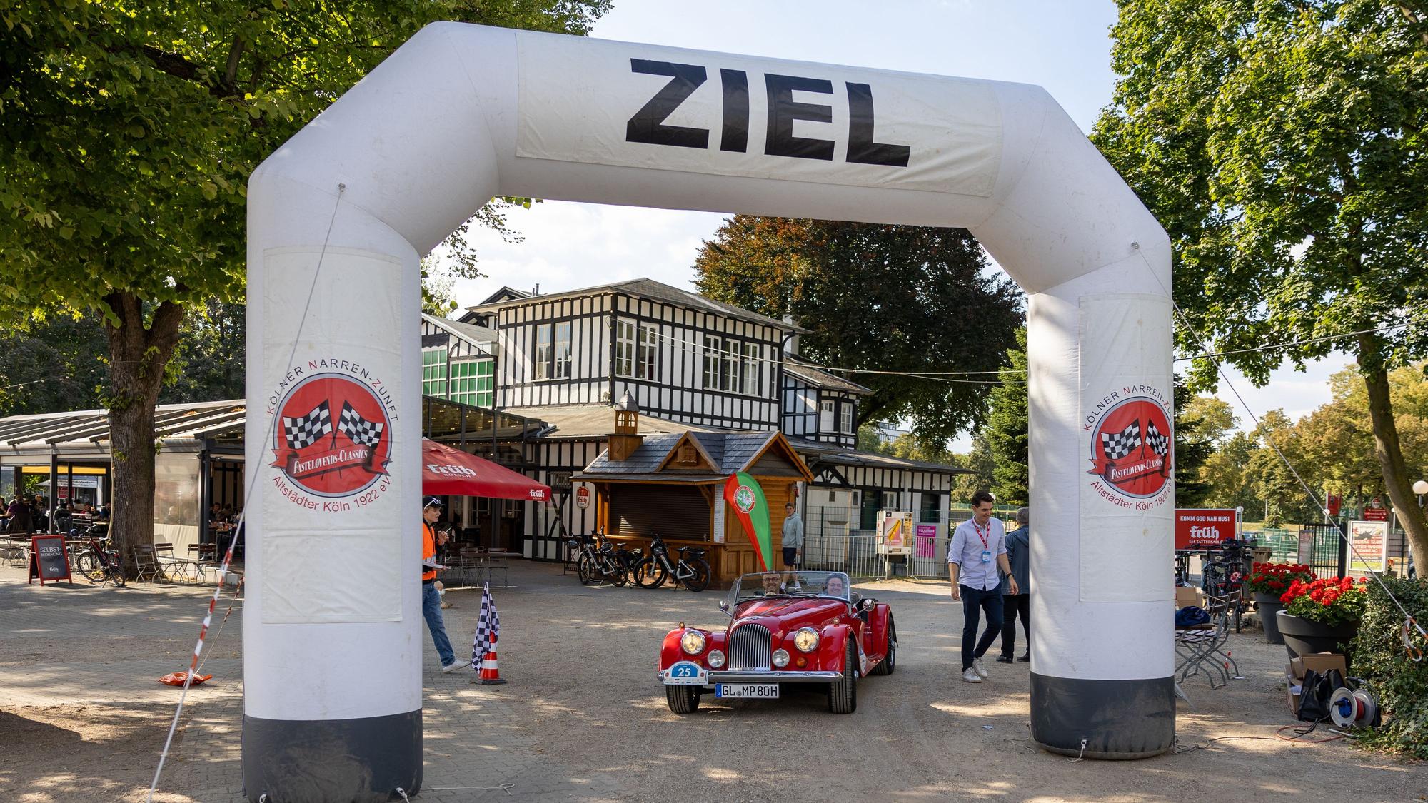 Zieleinfahrt bei der Oldtimer-Rallye an der Galopprennbahn.