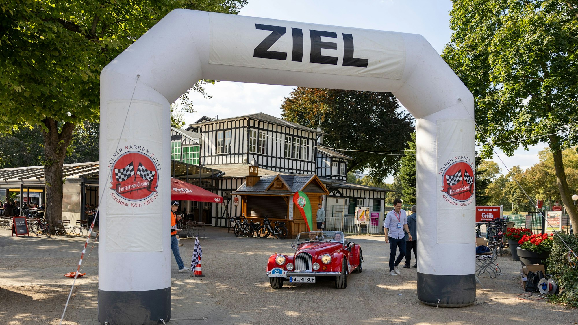 Zieleinfahrt bei der Oldtimer-Rallye an der Galopprennbahn.