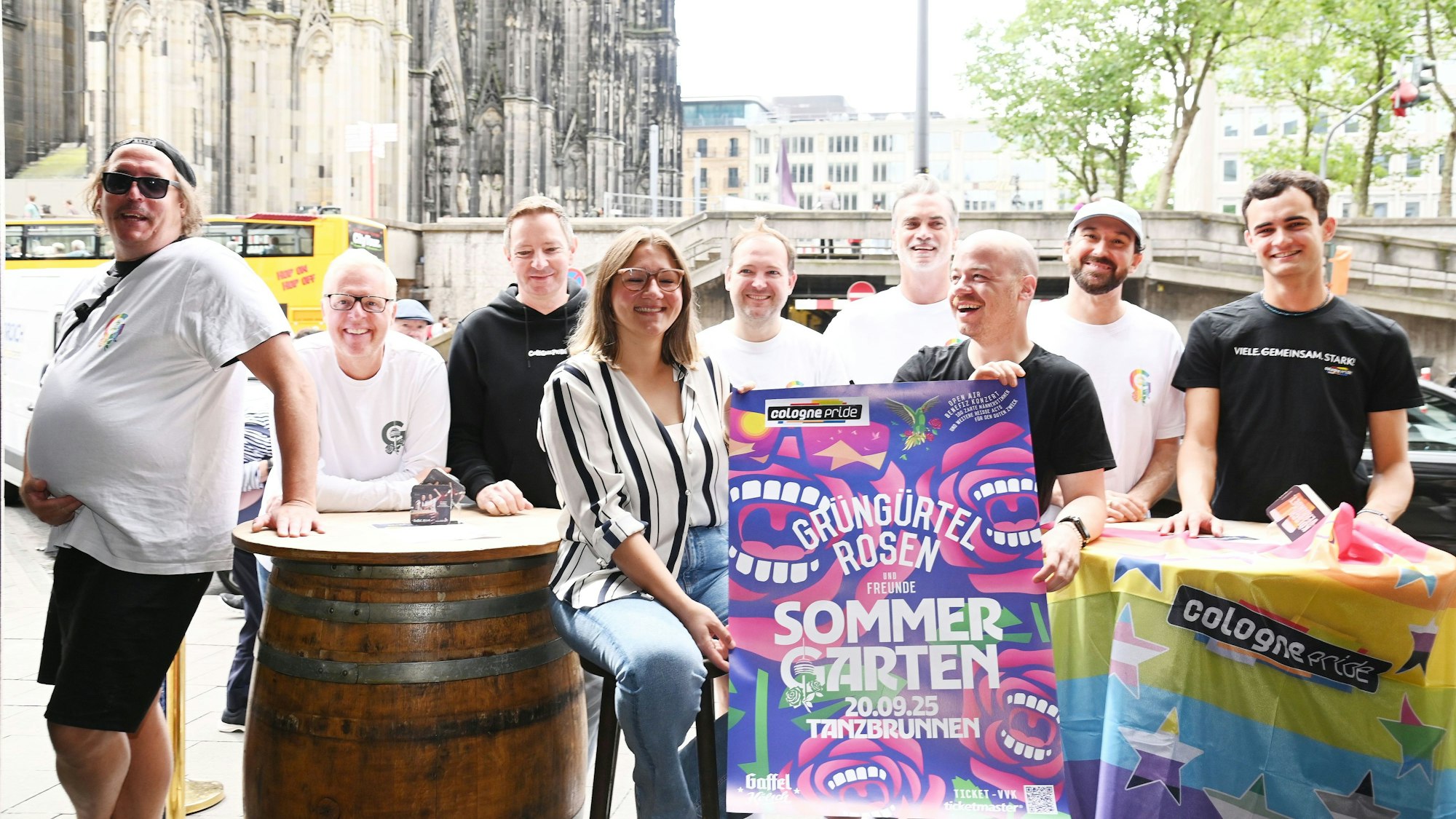 Der Kölner Männerchor Grüngürtelrosen mit dem Verein Cologne Pride.