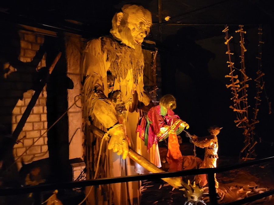 Die Figuren in der Geister Rikscha im Phantasialand sind teilweise groß und beeindruckend.