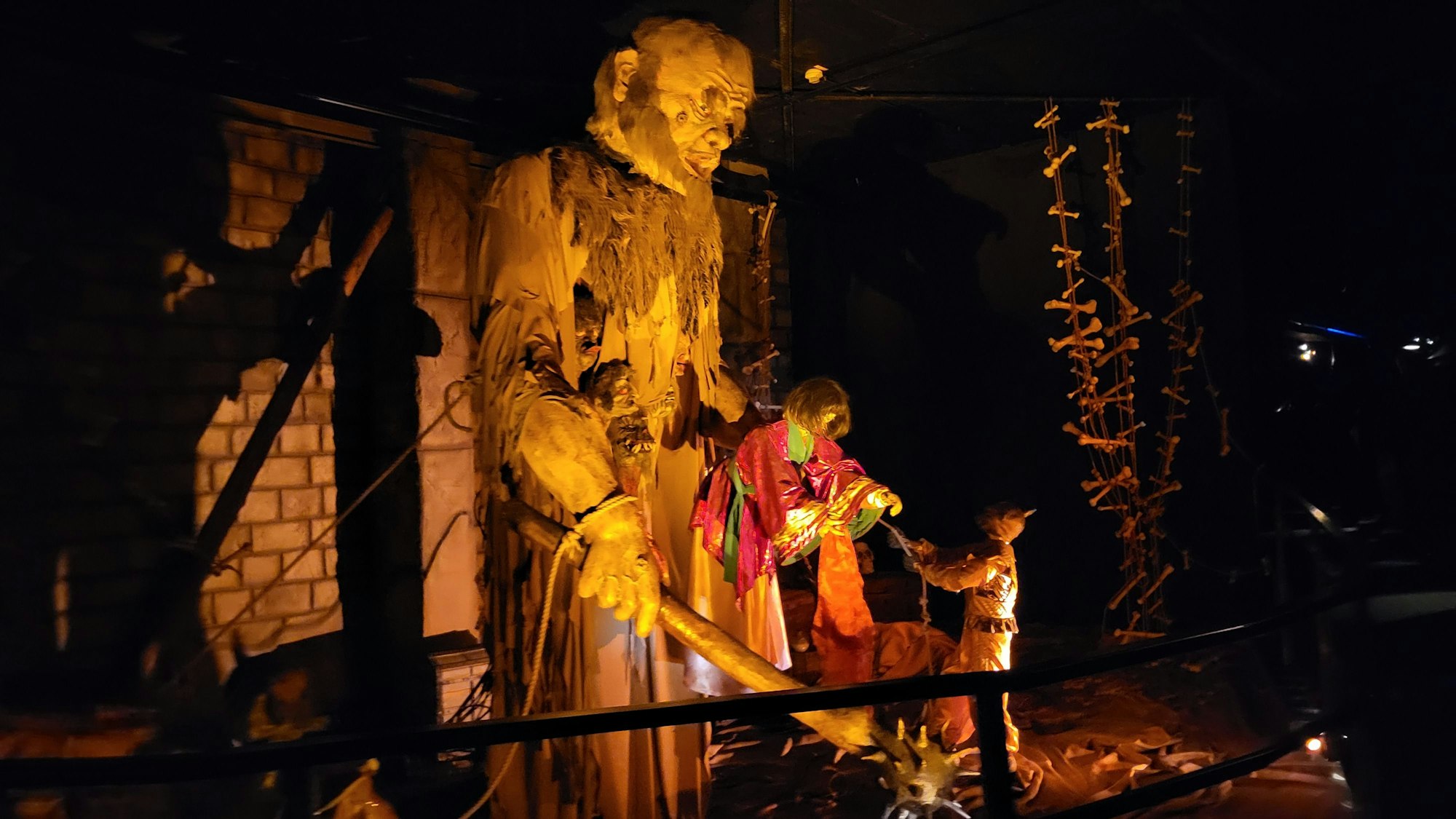 Die Figuren in der Geister Rikscha im Phantasialand sind teilweise groß und beeindruckend.