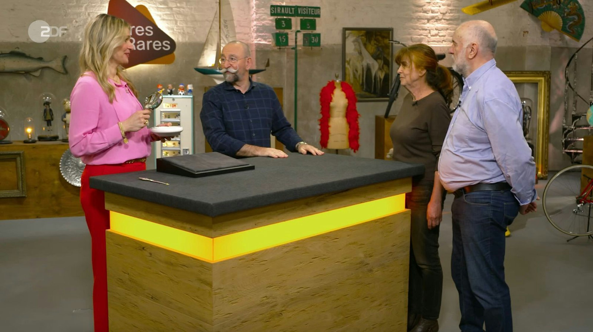 Knaller bei „Bares für Rares“: Das besondere Schälchen stammte tatsächlich von einem Weltkünstler. (Bild: ZDF)