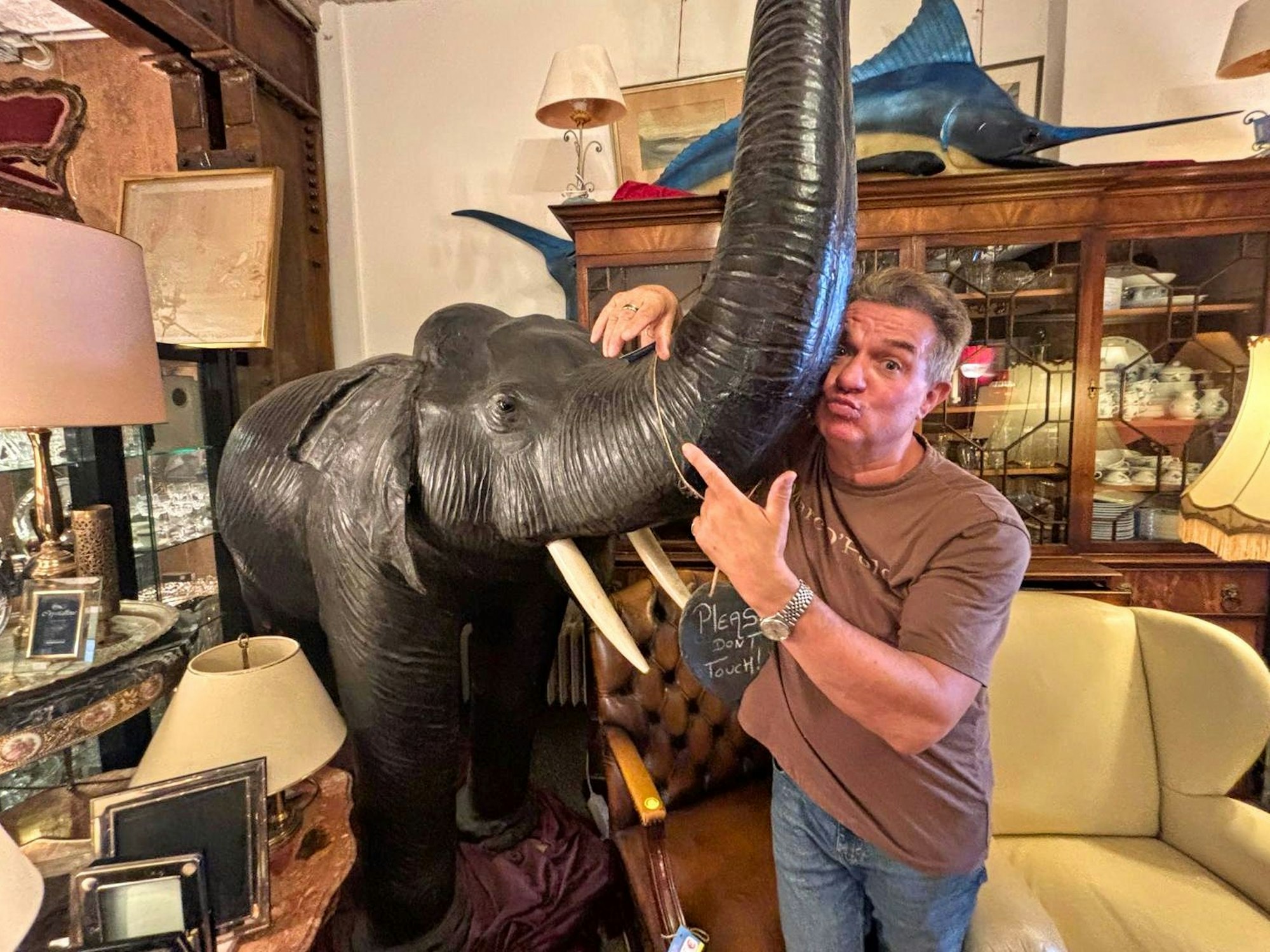 Linus mit einem großen Elefanten im Laden.