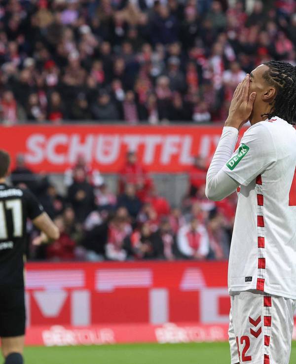 Damion Downs hält sich die Hände vor das Gesicht.