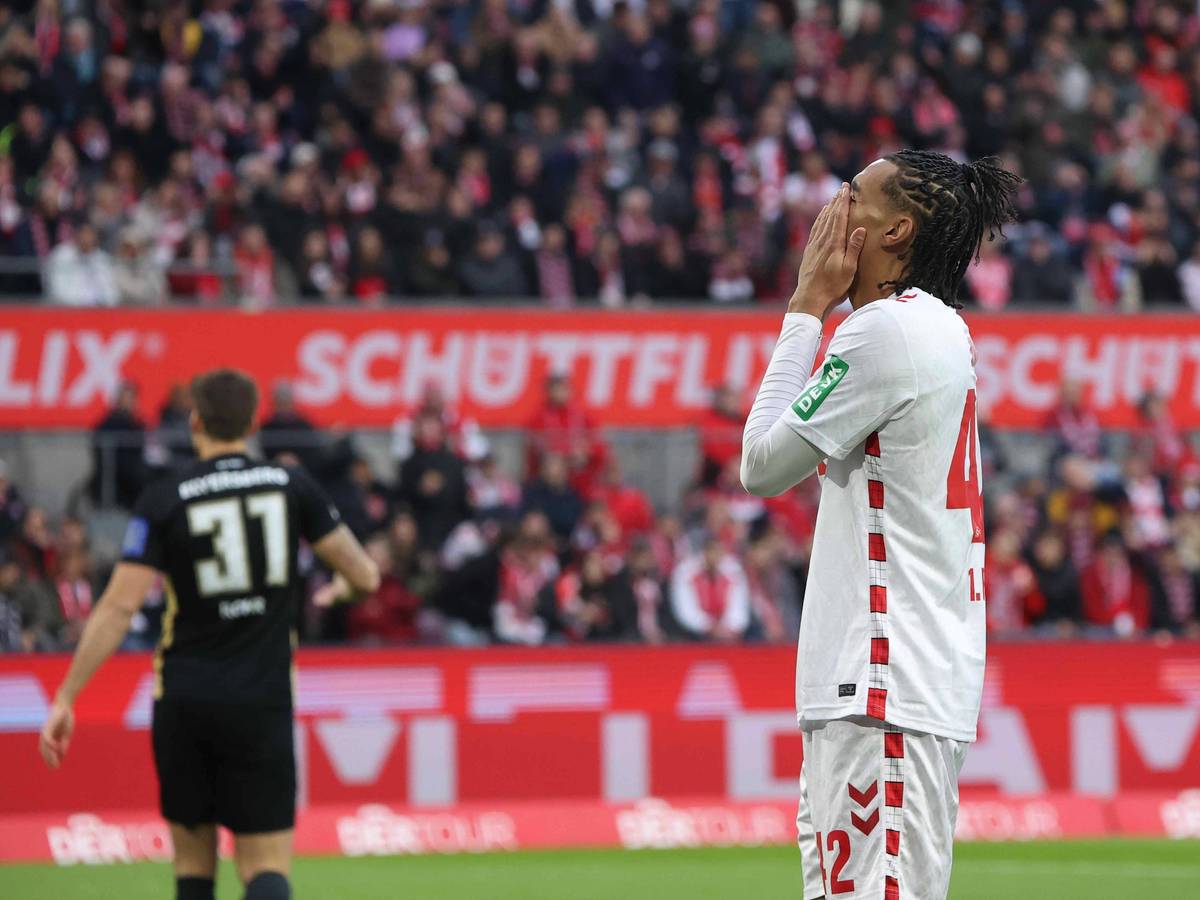 Damion Downs hält sich die Hände vor das Gesicht.