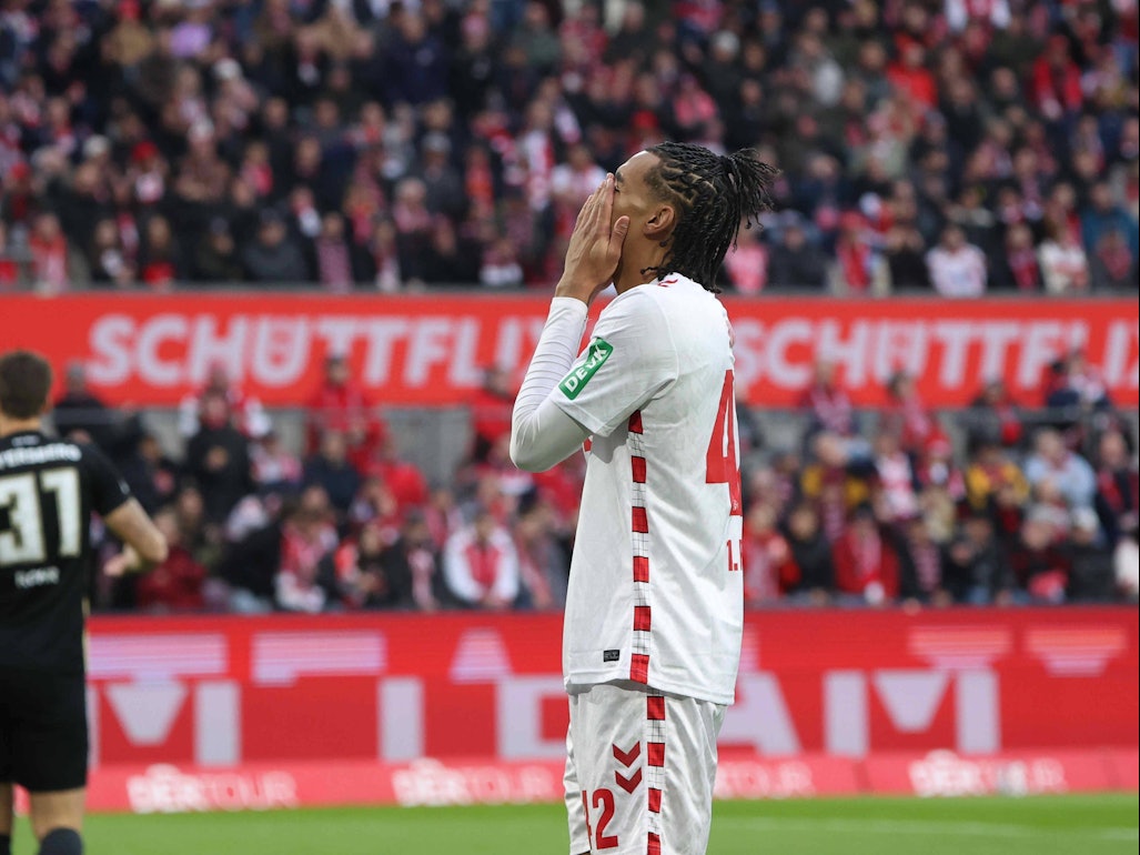 Damion Downs hält sich die Hände vor das Gesicht.