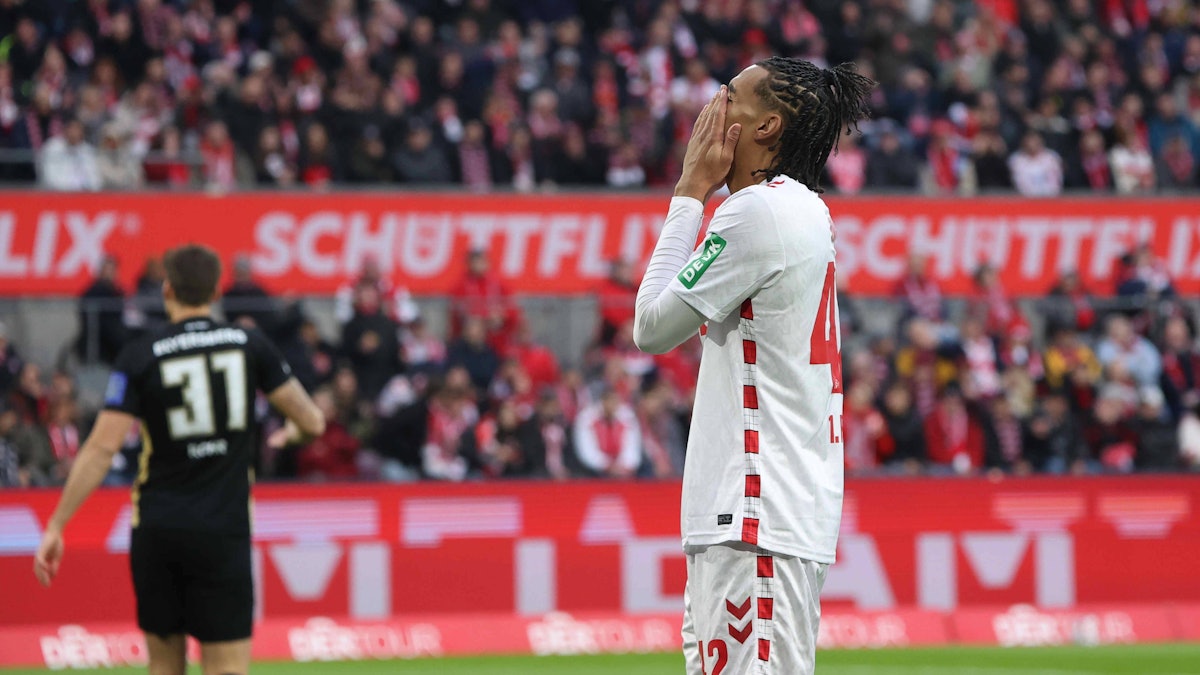 Damion Downs hält sich die Hände vor das Gesicht.