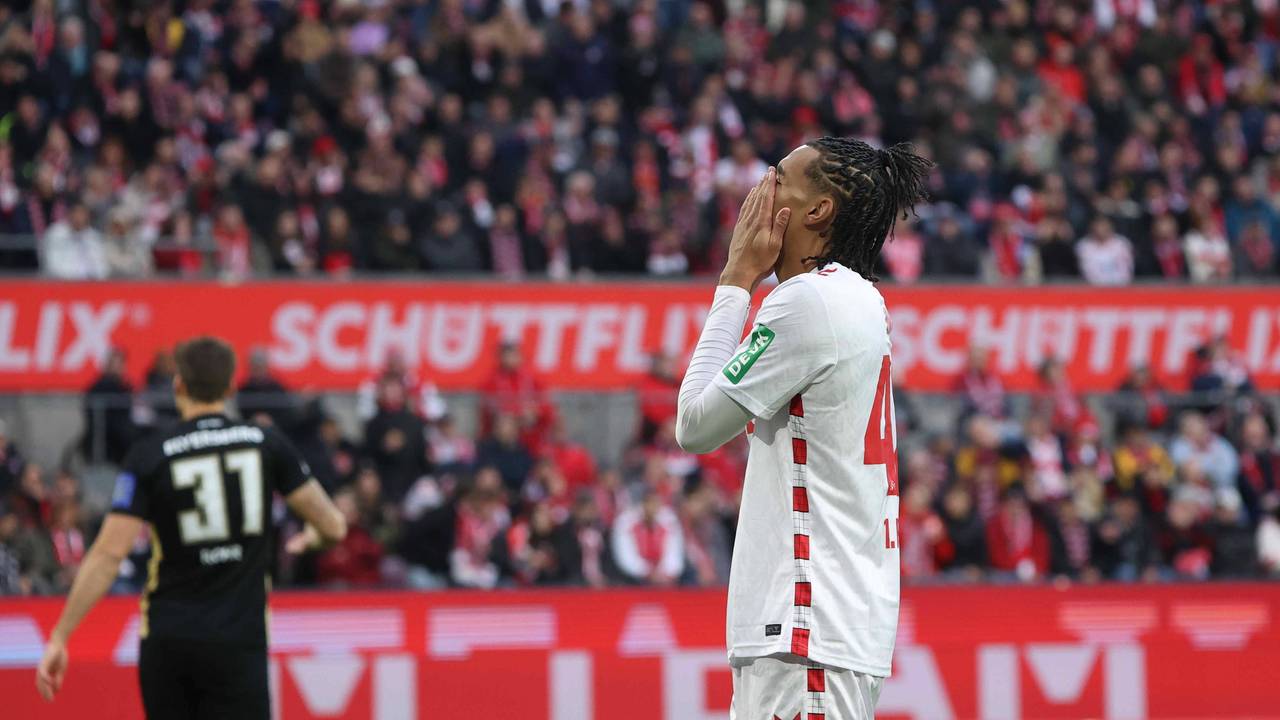 Damion Downs hält sich die Hände vor das Gesicht.