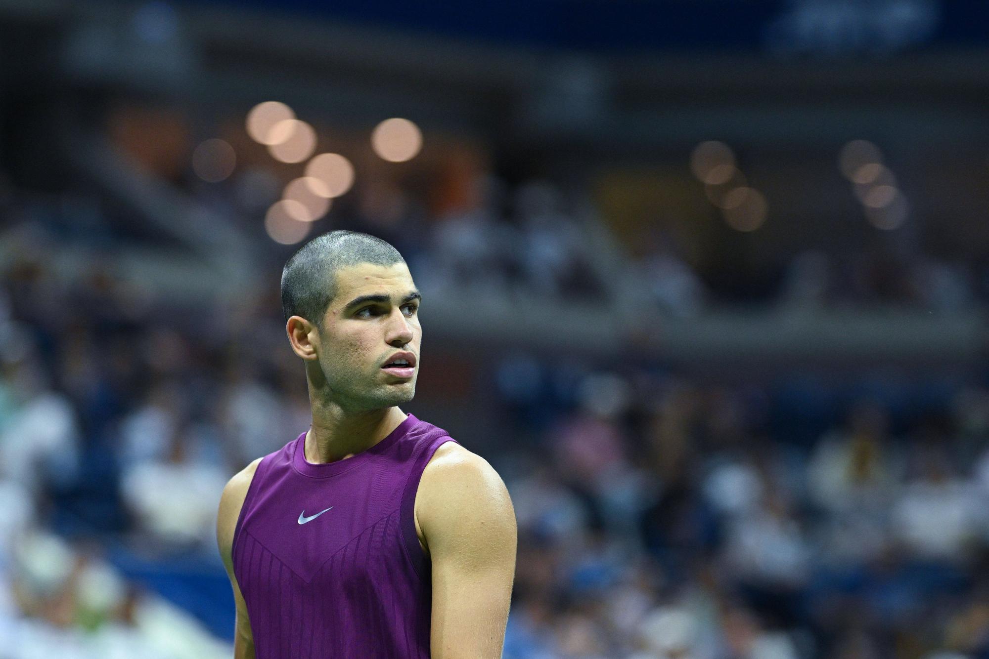 Carlos Alcaraz mit extrem kurzen Haaren.