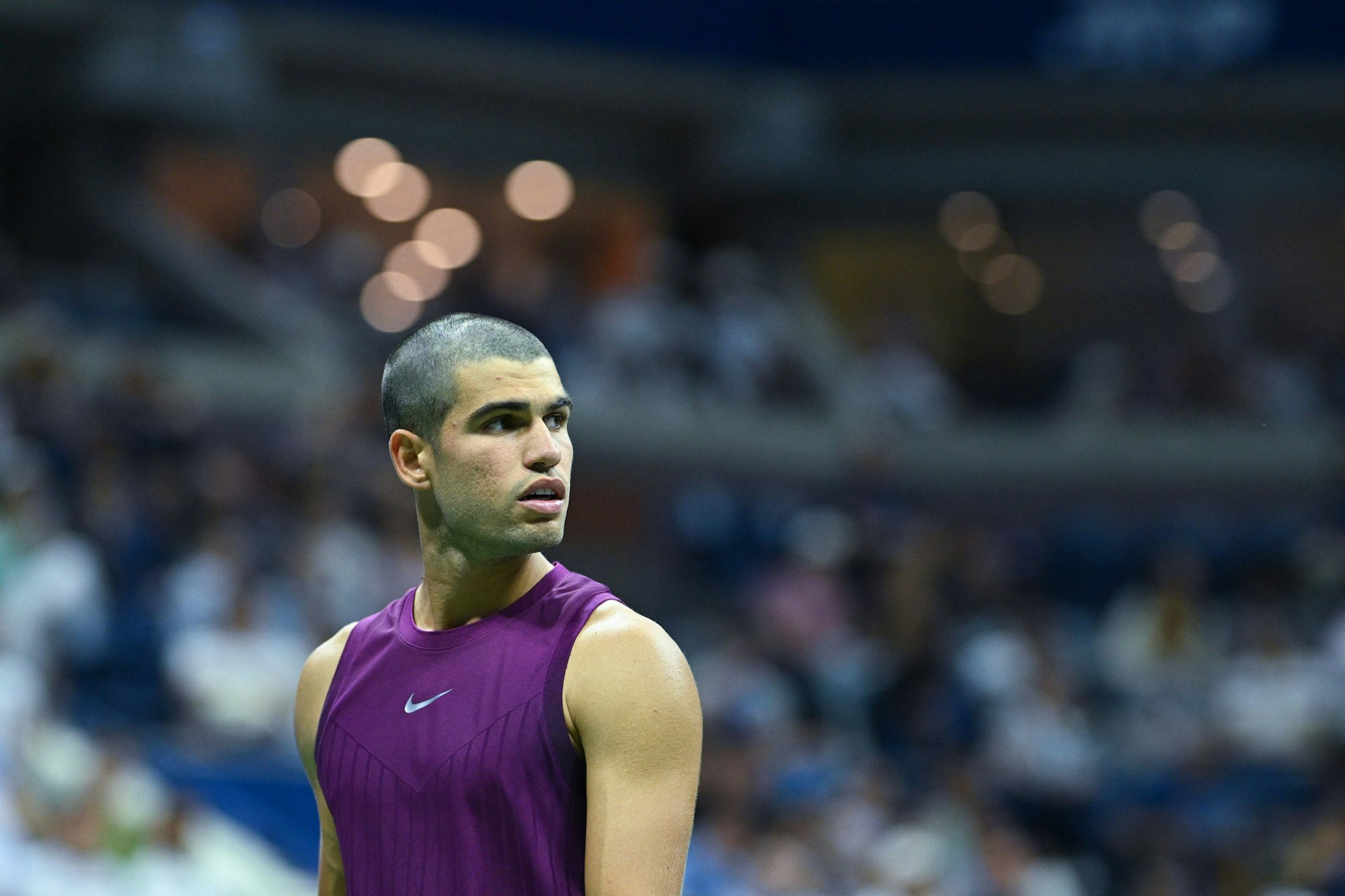 Carlos Alcaraz mit extrem kurzen Haaren.