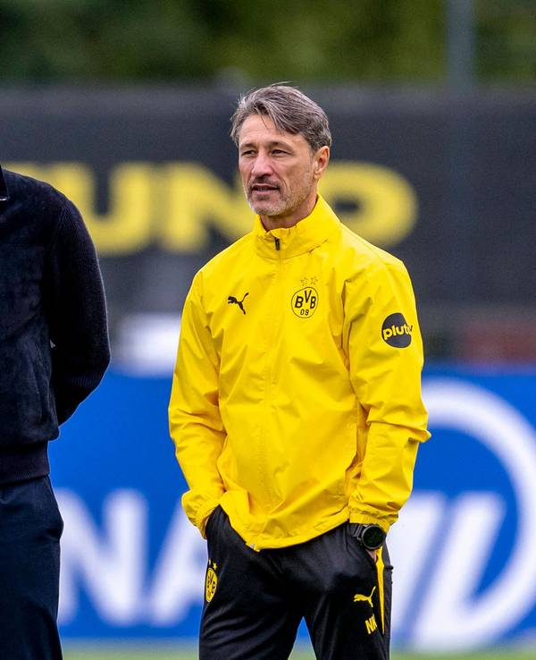 Niko Kovac steht neben Sebastian Kehl auf dem Trainingsplatz.