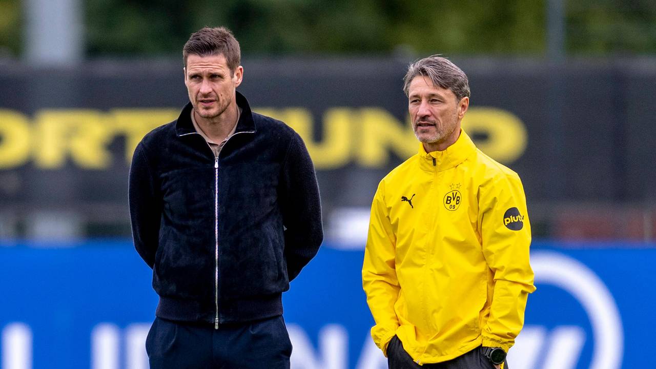 Niko Kovac steht neben Sebastian Kehl auf dem Trainingsplatz.