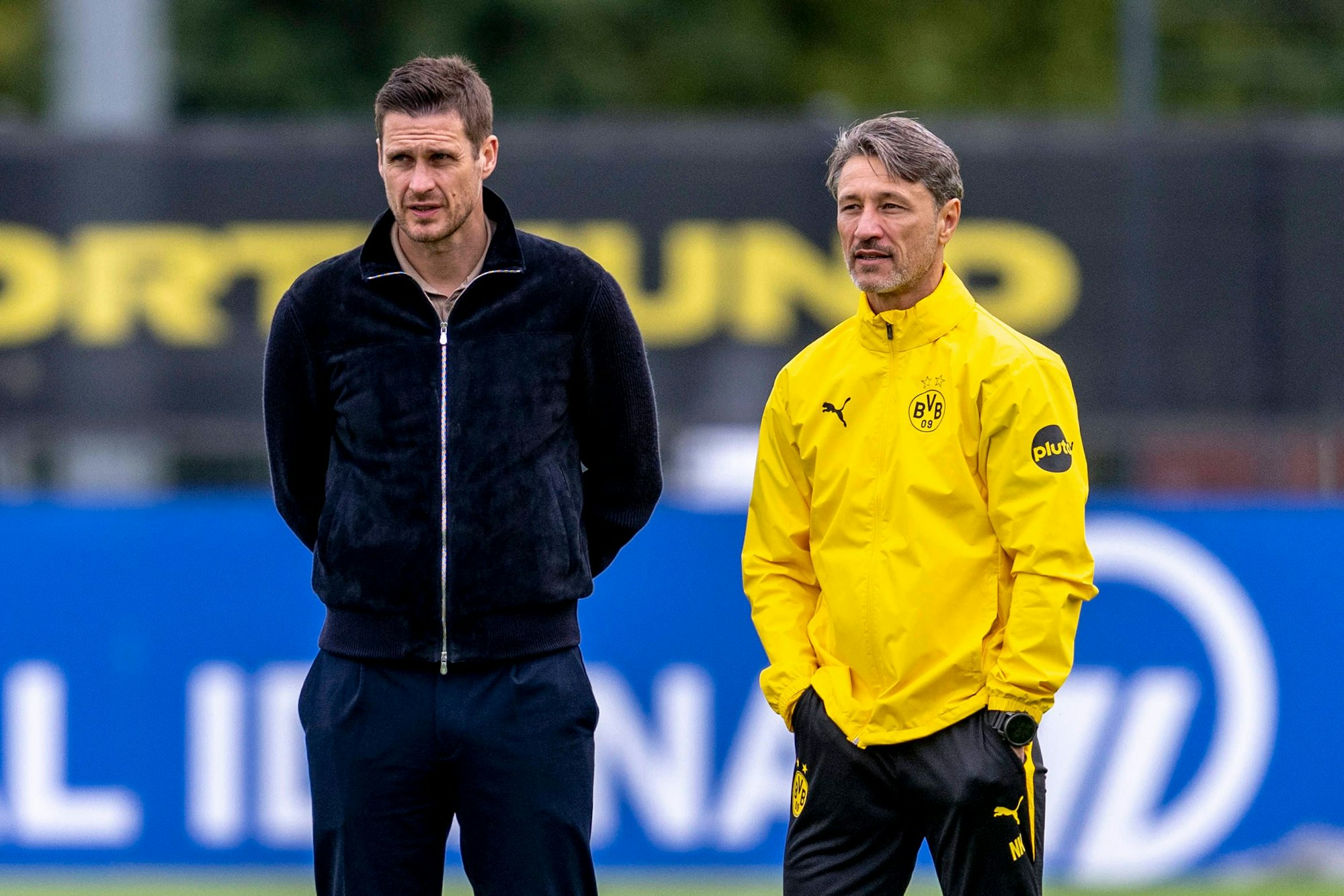 Niko Kovac steht neben Sebastian Kehl auf dem Trainingsplatz.
