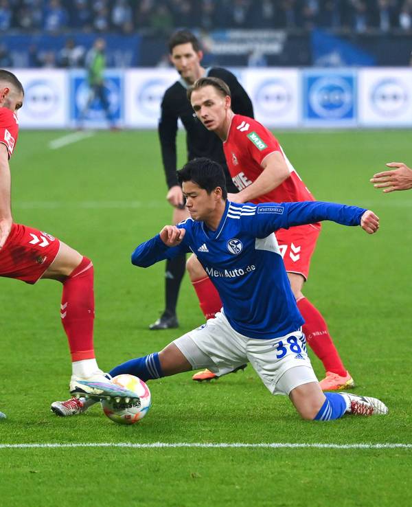 Soichiro Kozuki muss sich gegen drei Profis des 1. FC Köln behaupten.