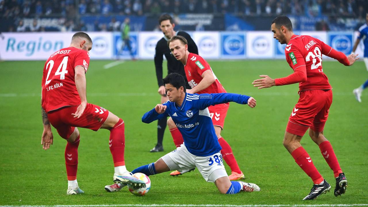 Soichiro Kozuki muss sich gegen drei Profis des 1. FC Köln behaupten.