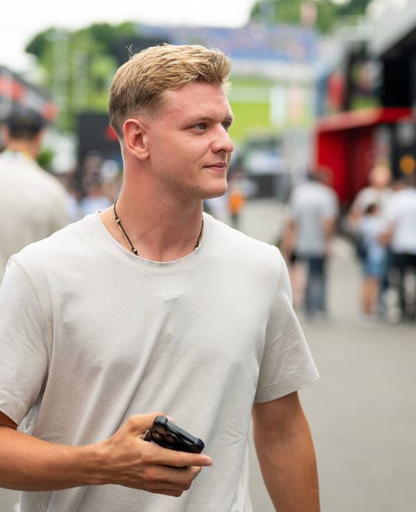 Mick Schumacher bei einem Rennen der Formel 1 im Fahrerlager.