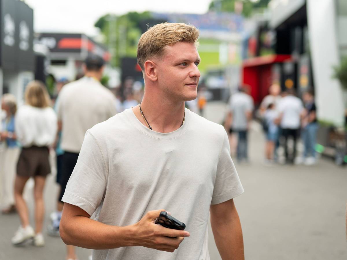 Mick Schumacher bei einem Rennen der Formel 1 im Fahrerlager.
