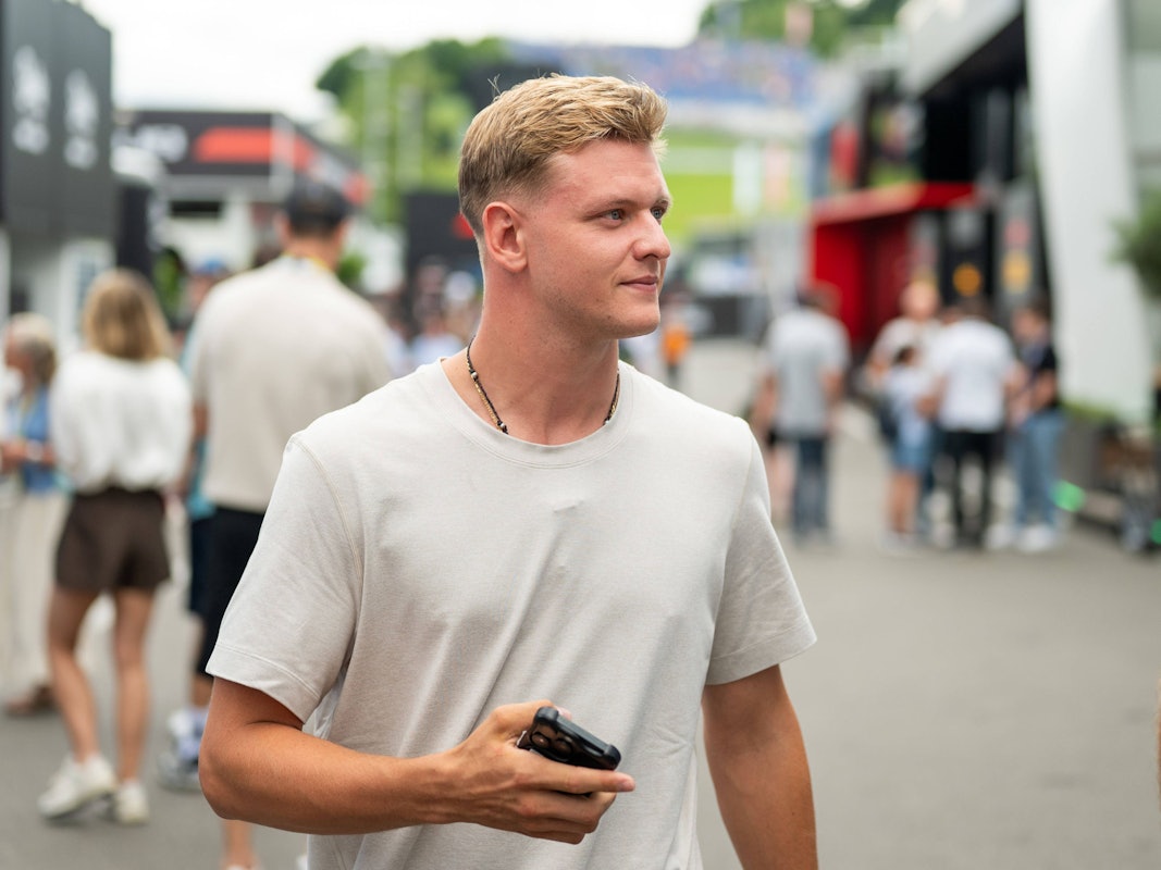 Mick Schumacher bei einem Rennen der Formel 1 im Fahrerlager.