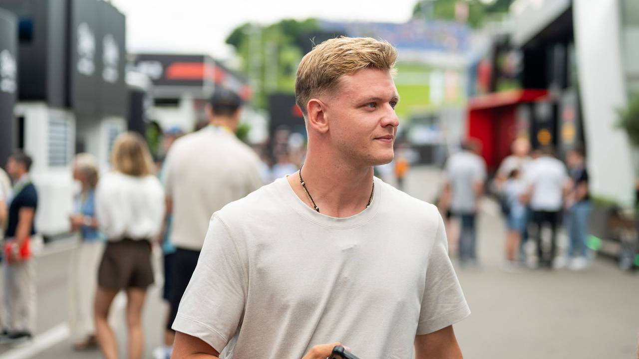 Mick Schumacher bei einem Rennen der Formel 1 im Fahrerlager.