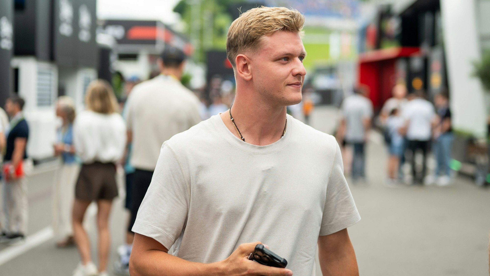 Mick Schumacher bei einem Rennen der Formel 1 im Fahrerlager.