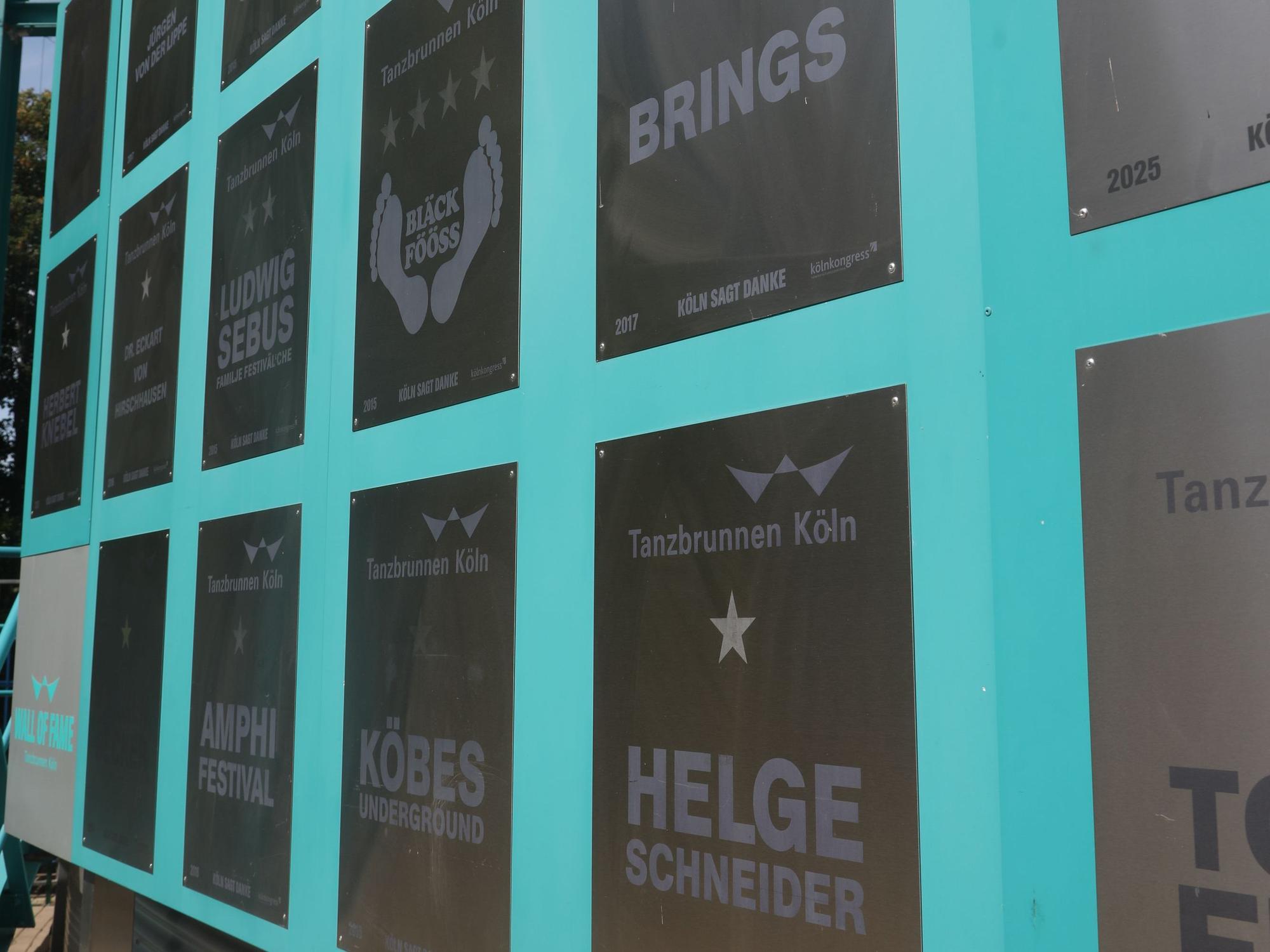 Wall of Fame: Neue Ehrentafel und zweiter Stern für zwei Jahrzehnte Köbes-Underground-Konzerte am Tanzbrunnen.