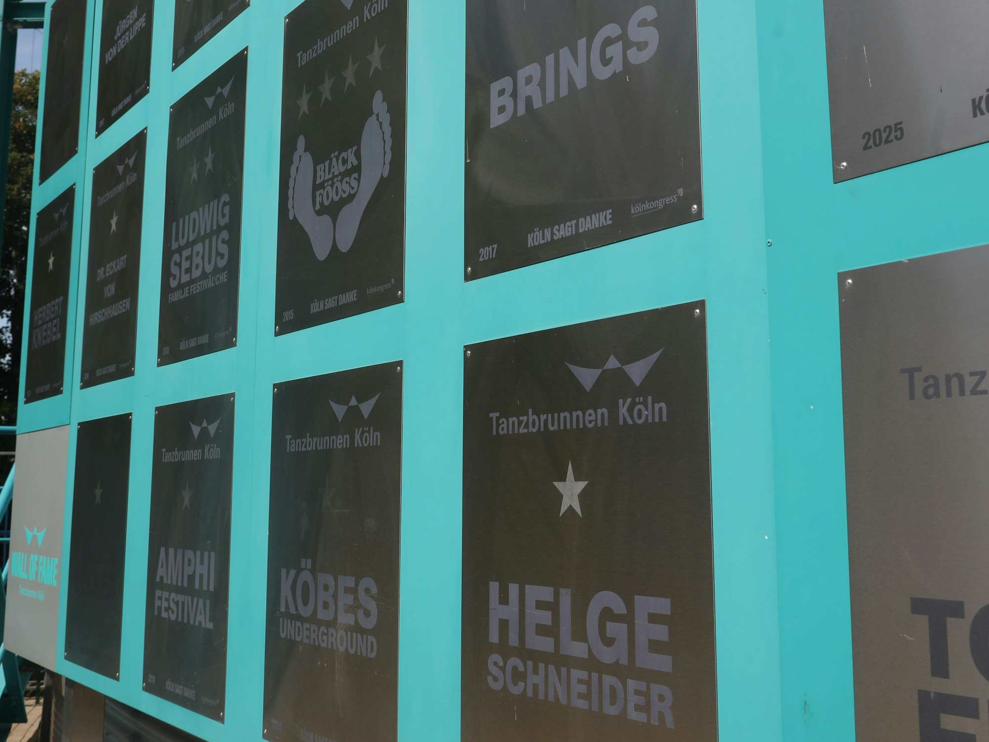 Wall of Fame: Neue Ehrentafel und zweiter Stern für zwei Jahrzehnte Köbes-Underground-Konzerte am Tanzbrunnen.